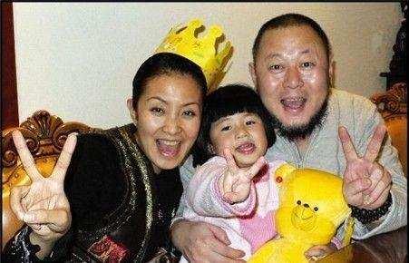 霍尊的父亲是火风, 他再婚后有一个儿子洛松, 一