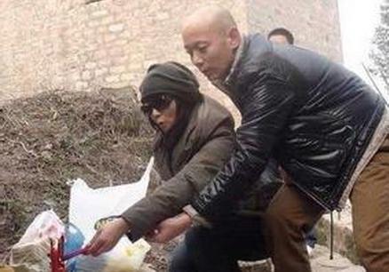 60岁葛优老婆近照曝光，长这般模样，网友：难怪被隐藏这么多年！
