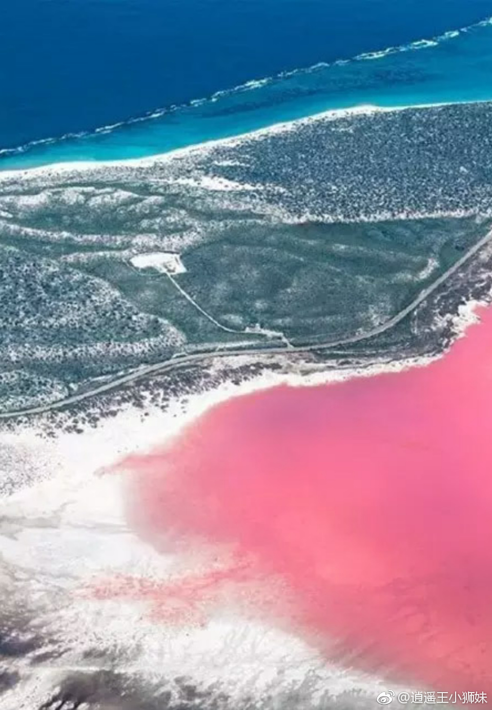 塞内加尔玫瑰湖是达喀尔一处旅游胜地,她是与死海相媲美的一处盐湖