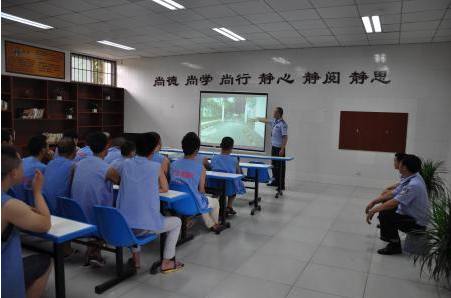 因为酒驾被拘留15天的车主,在拘留所里面都干