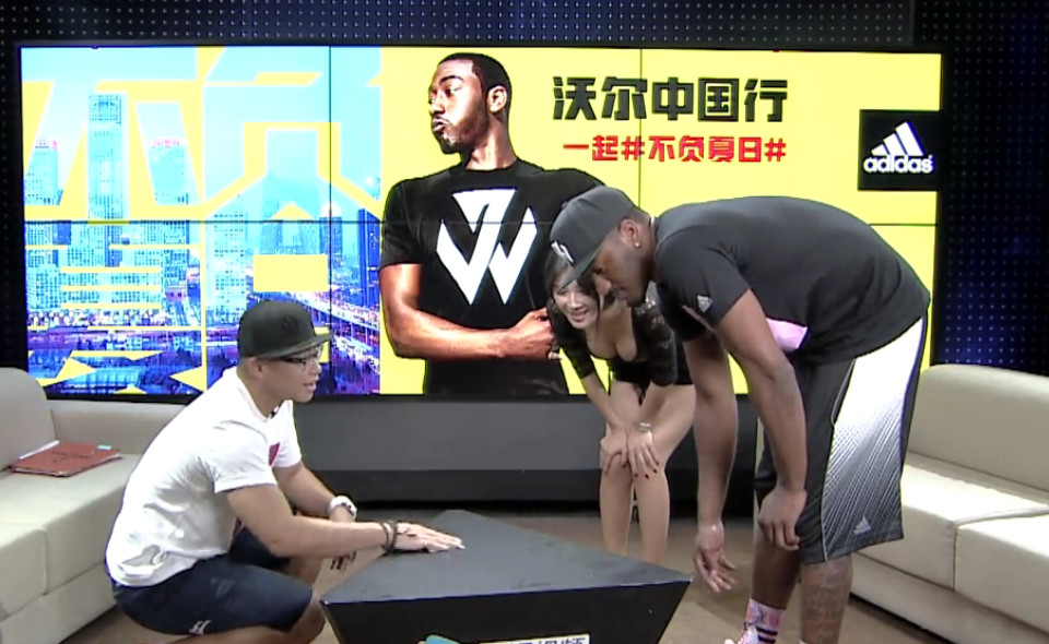 主持人和沃尔做游戏,樊玲弯腰成经典,网友:这