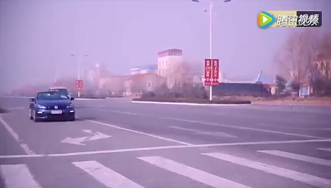 美女开敞篷跑车被认为是三姐，最后那句话瞬间牛掰！