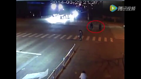 两辆电动车一边聊天一边闯红灯，结局让人哭笑不得！