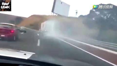 场面太惊险 警车高速路护送失控卡车
