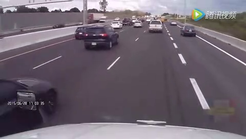 宝马车挑衅大卡车 结果卡车司机喊来俩卡友把宝马车逼停了