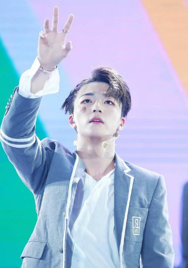 陈立农脏辫一改往日清新形象,网友:不敢想他俩