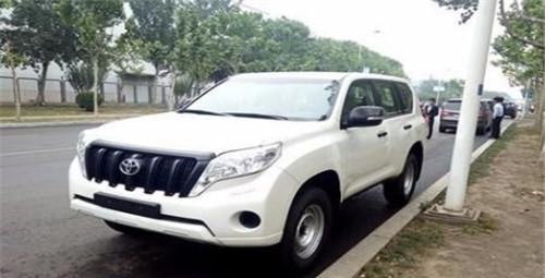 女领导换车，不要奔驰C级提辆手动版霸道，同事笑称没人能驾驭她