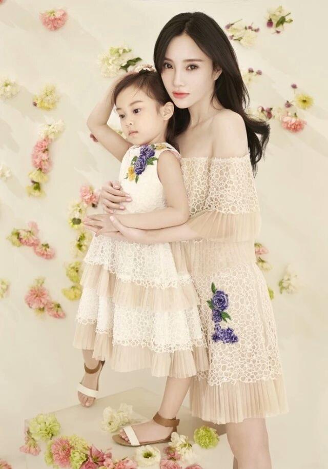 李小璐和女儿甜馨拍写真.