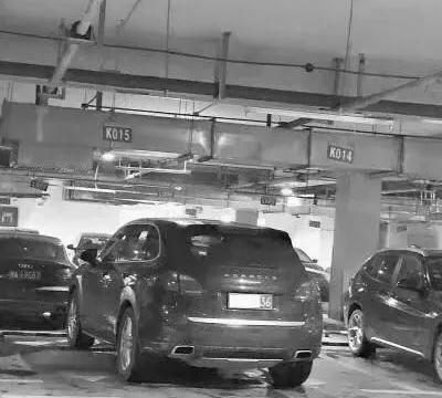 花钱买教训！一车占两位被罚两倍停车费，自私车主能吸取教训吗？