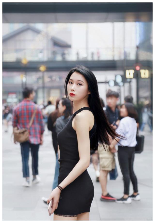 街拍美女：图7超短裤小姐姐，骑单车时候真的不怕走光吗