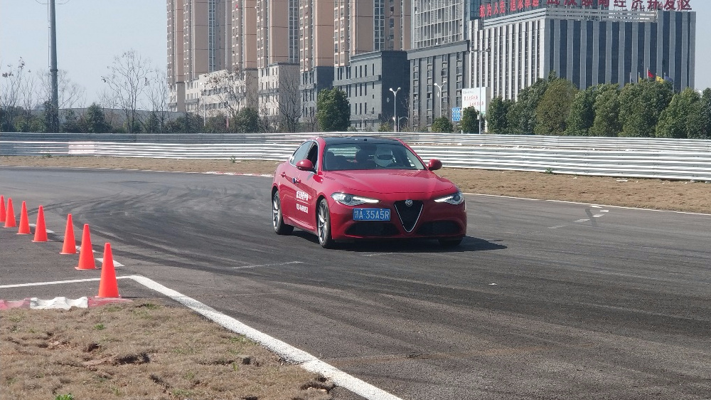 赛道试驾Giulia：跟宝马328史诗般的对决谁赢了