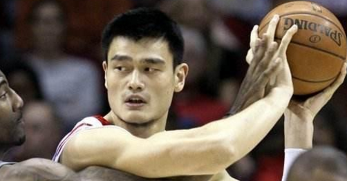小斯在姚明头上扣篮之后，为什么还要不依不饶对着姚明怒吼
