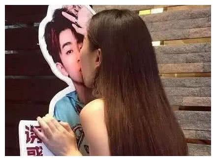 明星人形立牌:王俊凯被亲破,蔡徐坤最幸福,薛之谦这是