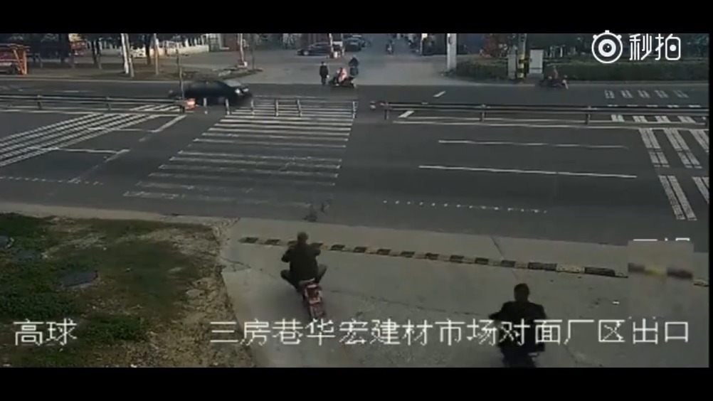 汽车 全球汽车 电动车司机怎么也没想到，轿车直接就撞了上来！  ​