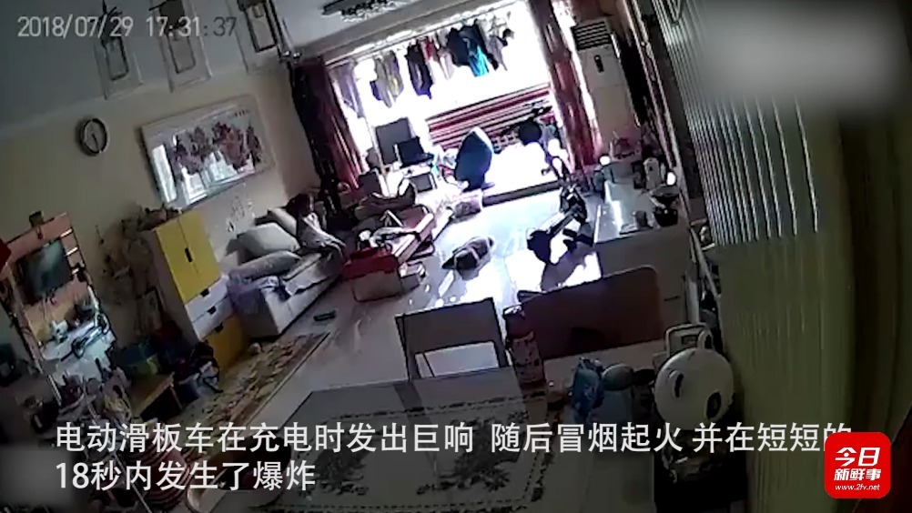 惊险！新买的电动车家中充电突然爆炸，监控全程记录