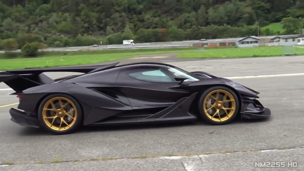 酷炫的阿波罗最新超级跑车IE在一条空旷的跑道上尽情释放它780匹马力