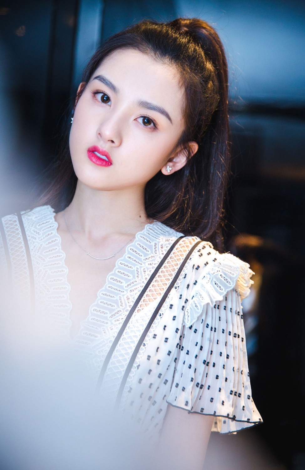 宋祖儿红唇高马尾美如初恋!一袭波点连衣裙秀