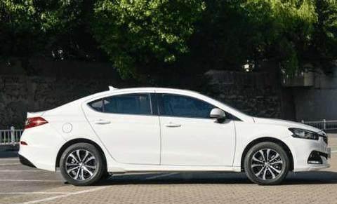 颜值不输帝豪，油耗6L，号称小宝马，6万堪称国产性价比之王