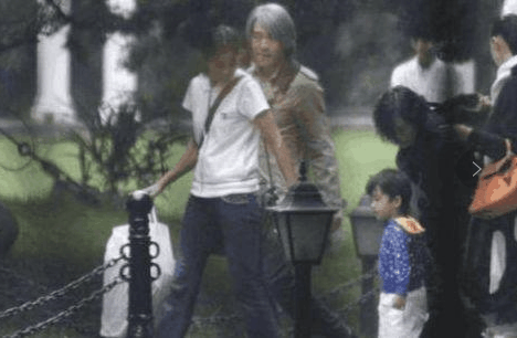 她是周星驰隐藏多年的妻子,带儿子外出旅游被