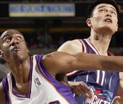 小斯在姚明头上扣篮之后，为什么还要不依不饶对着姚明怒吼