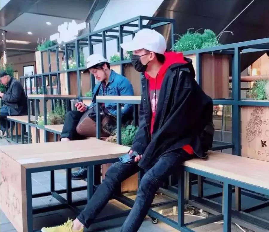 抖音里的黑脸V终于露脸了?网友:难道唯一一位