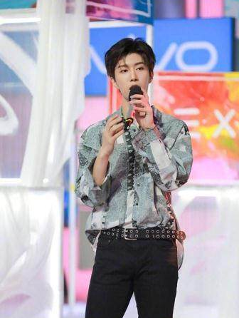 朱正廷爆料乐华七子微信群,与9%男团相比,这个