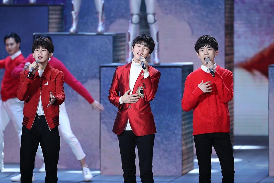 TFBOYS我和2035有个约,TFBOYS我们的时光 tfboys春晚唱《和2035有个约》正是高考作文