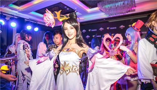 王者荣耀上海站现场COS美如画 邂逅电竞大神