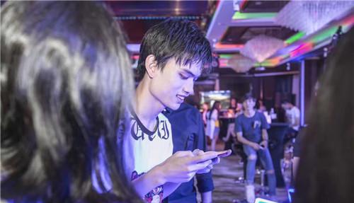 王者荣耀上海站现场COS美如画 邂逅电竞大神