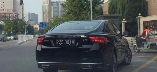 十几万的吉利开到商场门口, 周围却没车敢停, 保安全部敬礼!