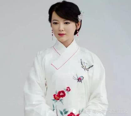 今天介绍的这个被称为中国"最美机器人",她的名字叫佳佳.