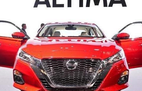 日产代名词， 同级别比雅阁凯美瑞都贵， 买它就是为了座椅!