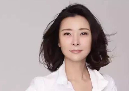 她背景强大,曾做主持人,转战演艺圈也是事业有