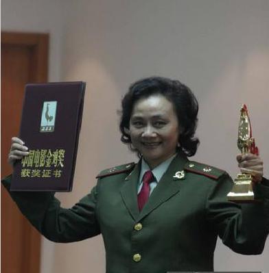 黄梅莹因《渴望》走红 “姐弟恋”婚姻37年恩爱如初 儿子是导演