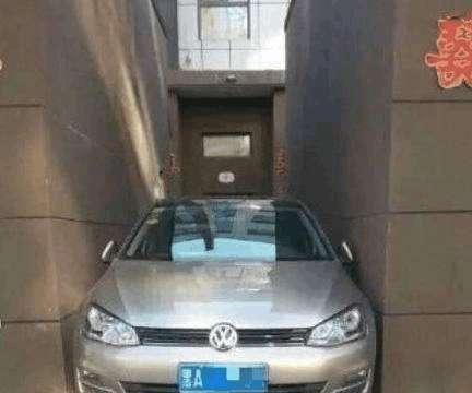 花10万买的车位被霸占，花4000元买二手车堵他，一堵就是920天！