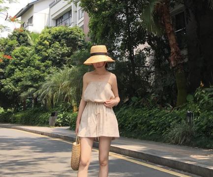 吊带连体裤搭配 不可思议! 150矮个子女生, 这样穿连体裤, 拉长身高比例显个高