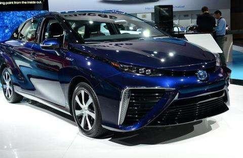 丰田终于亮出杀手锏! 新车比凯美瑞更气派, 不足15万, 迈腾要慌了