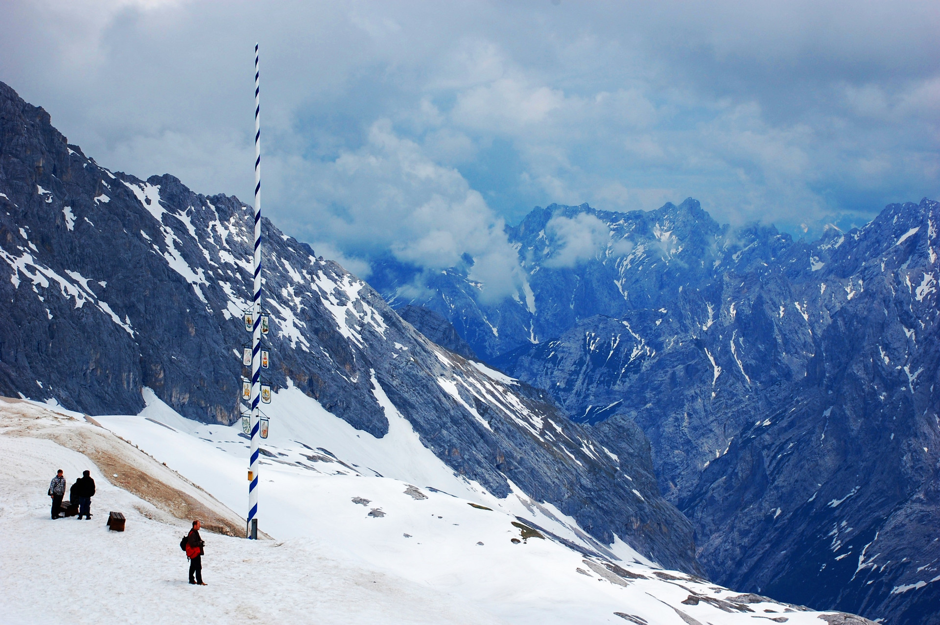 欧洲最高的山脉,被多个国家拥有成了著名冰雪
