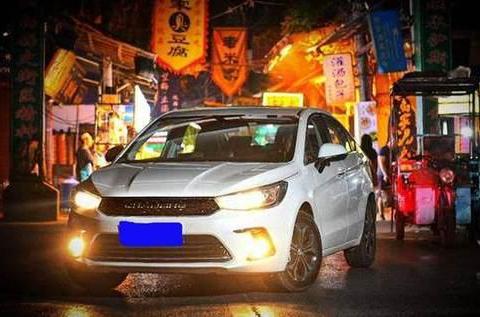 这国产车厉害了，比朗逸漂亮内饰比轩逸大气，1.5L油耗4毛仅7万