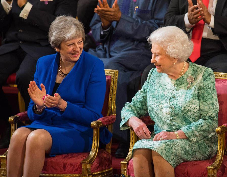 英国女王 出席英联邦 首脑会议, 气泡状图案绿裙令人醒目