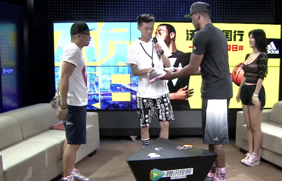 中国球迷与沃尔现场比赛,樊玲蹲下瞬间实力抢