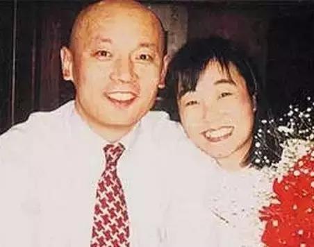 60岁葛优老婆近照曝光，长这般模样，网友：难怪被隐藏这么多年！