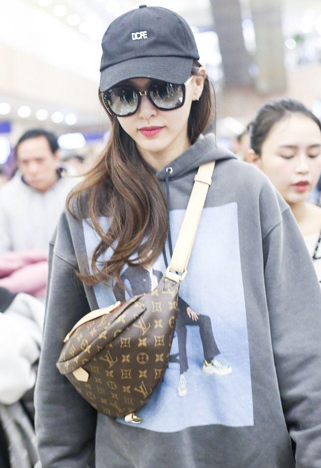 唐嫣机场LV腰包壕气抢镜卫衣超尴尬,网友:垃圾