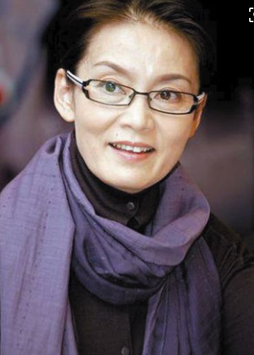 她离婚后至今未嫁,后悔没有为前夫生孩子, 如今