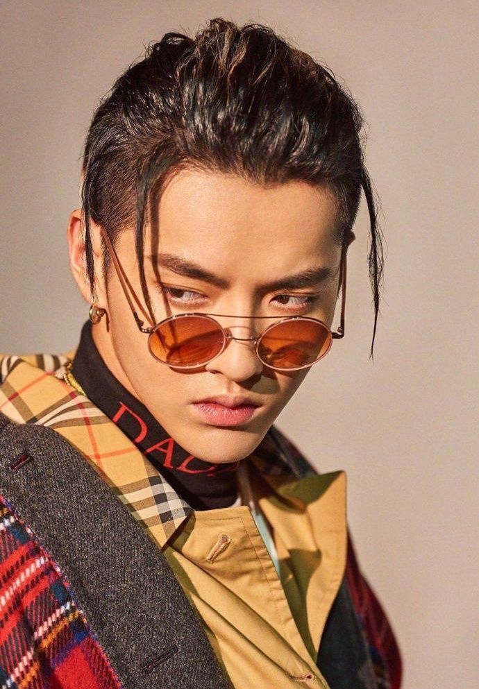 央视网表扬吴亦凡,称其努力,追逐梦想