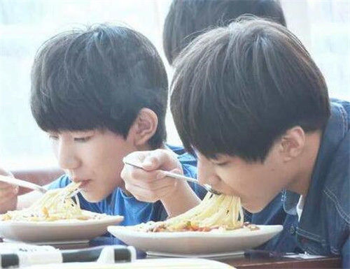 王俊凯签到吃肉打卡,王源答疑零食不断,陈立农