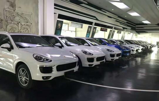 首批全新保时捷卡宴Turbo到店实拍,造型霸气,价格是美国的两倍