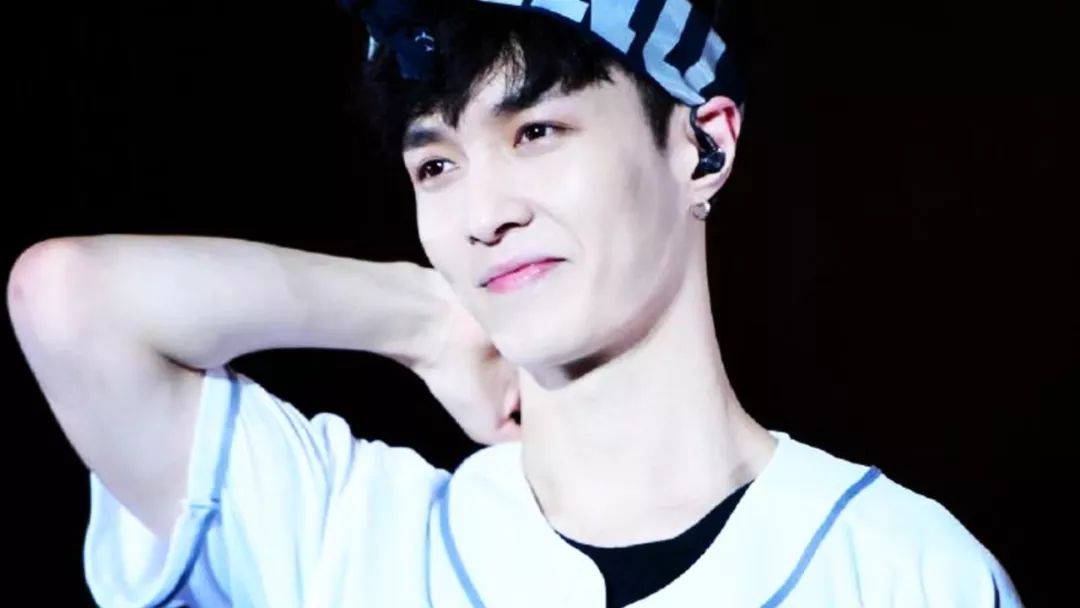 张艺兴弯腰鞠躬说谢谢,这样谦逊的明星放眼整