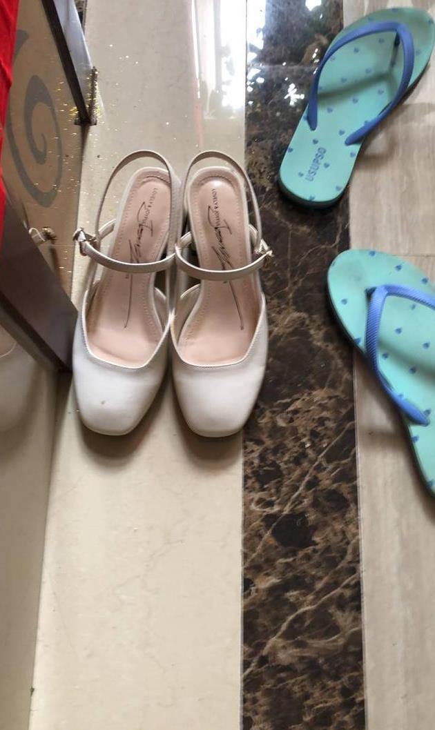 如果穿尖头高跟鞋比较挤脚,说明你买鞋的时候