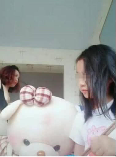 抖音继熊孩子直播妈妈洗澡后又出劈叉走光